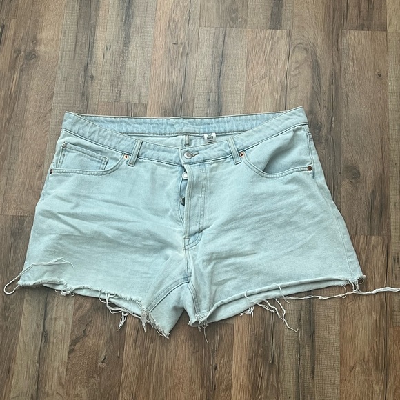Light Wash 90s BF Short - Picture 1 of 2